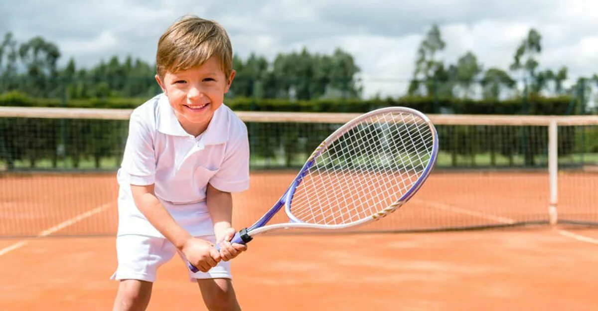 I play tennis. Теннис дети. Большой теннис дети. Дети играющие в теннис. Ребенок с ракеткой.