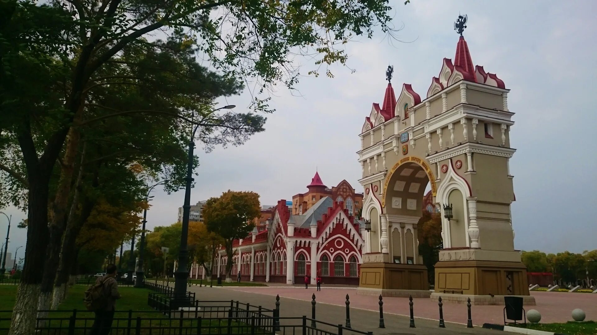 Сайт г благовещенск амурская область. Благовещенск Амурская область. Город Благовещенск Амурская область. Триумфальная арка Благовещенск. Набережная Благовещенска Амурской области.