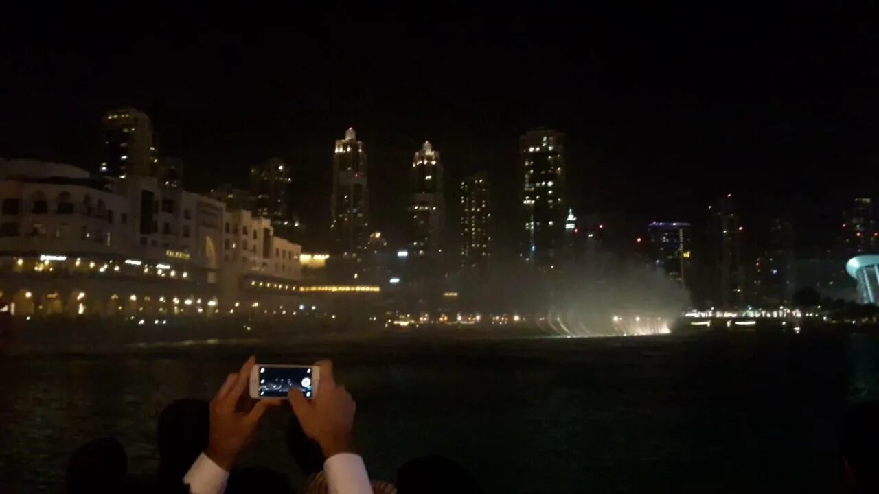 Фонтаны Дубай арабская песня. Поющие фонтаны в Дубае на фоне Бурдж Халифа вечером фото туристов.