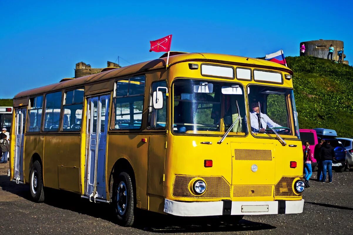 Про автобусы на русском. Старые автобусы. Российские автобусы старые. Старый желтый автобус. Желтый Советский автобус.