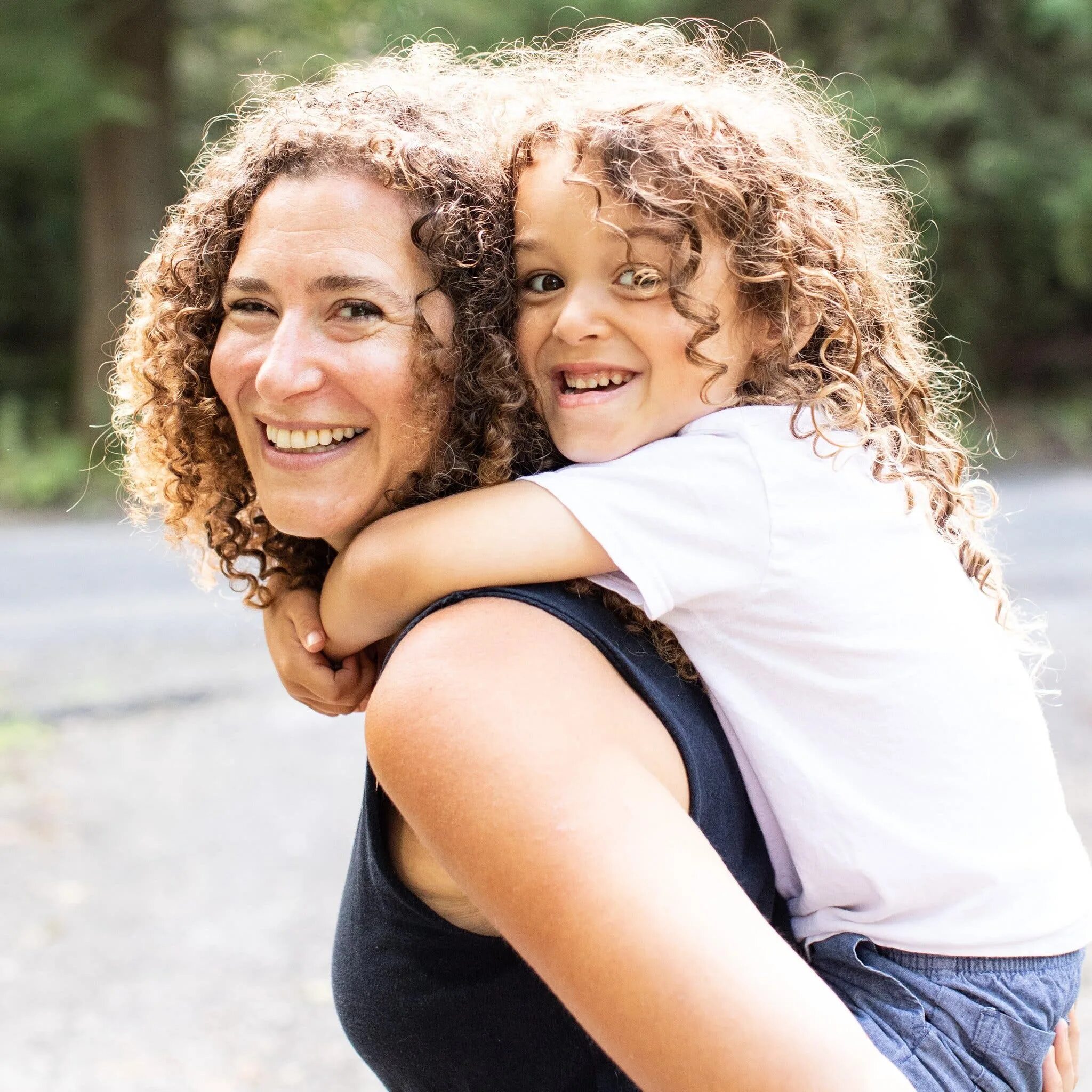 Moms in control. Curly mom. Mother daughter curly hair. Jugh hair мом. Curly-haired mom with a little son.