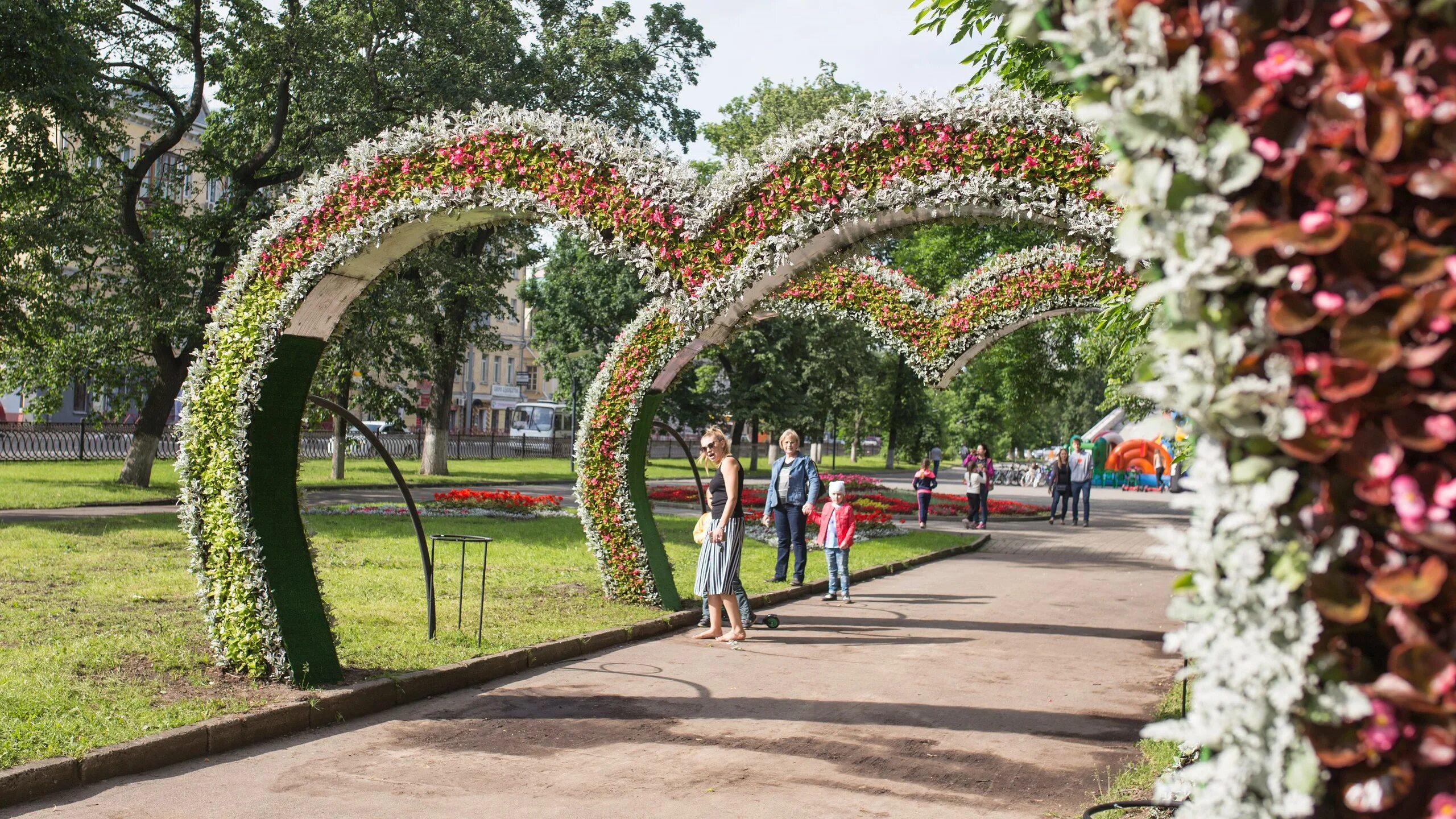 Где погулять 23 февраля. Ярославль аллея. Парк «аллея любви» в Ярославле. Аллея проспект Ленина Ярославль. Ярославль сквер с аллеей.