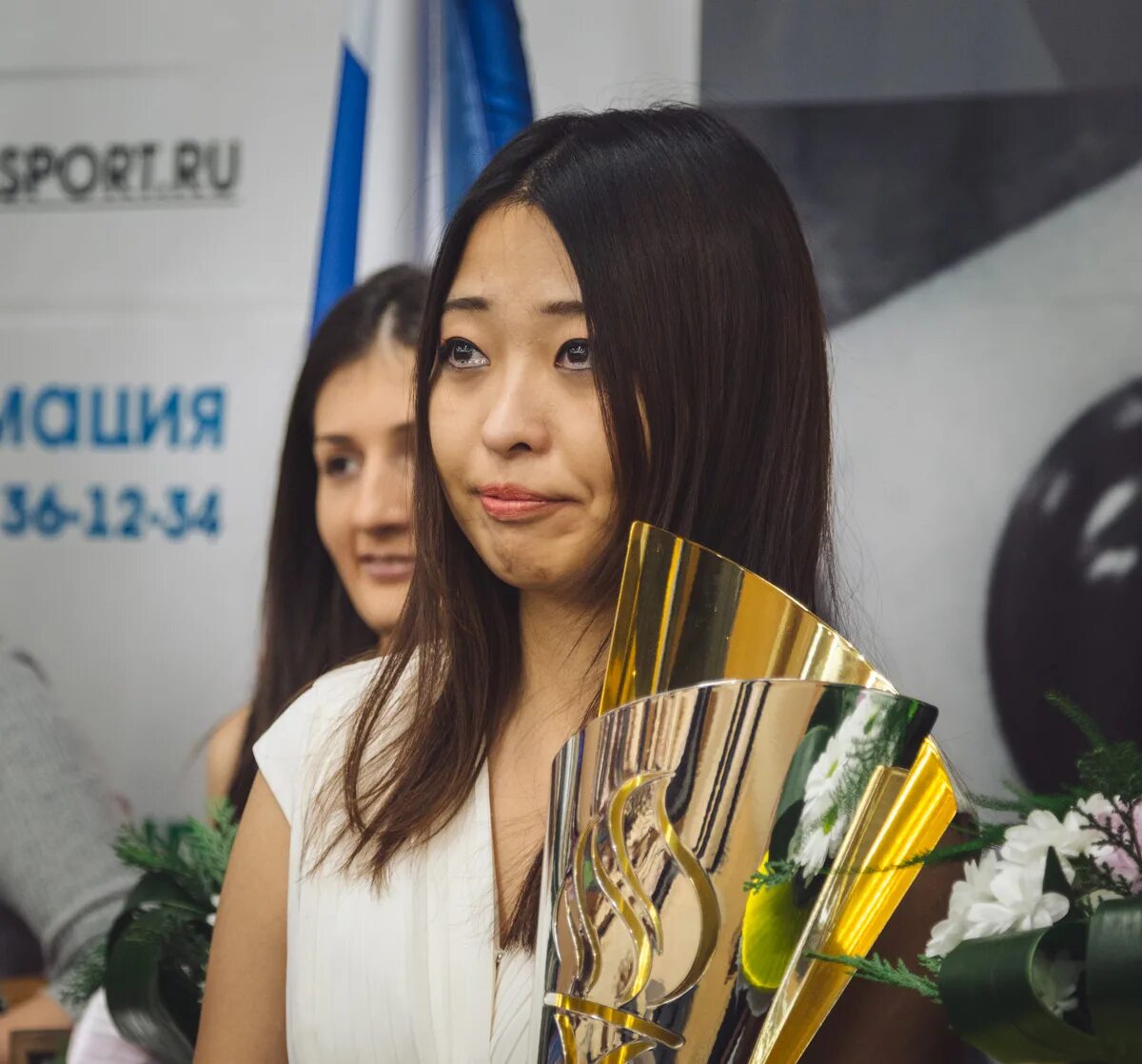 Цзюй Вэньцзю́нь. Ju Wenjun. Fide women’s Grand prix церемония. Цзюй Вэньцзюнь семья. Видео показала китаянка