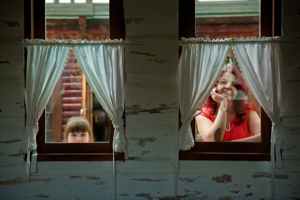 Подсмотренное в окнах домов. Девушки подглядывыю в окно. Загляни в окно. Подглядывание за соседями
