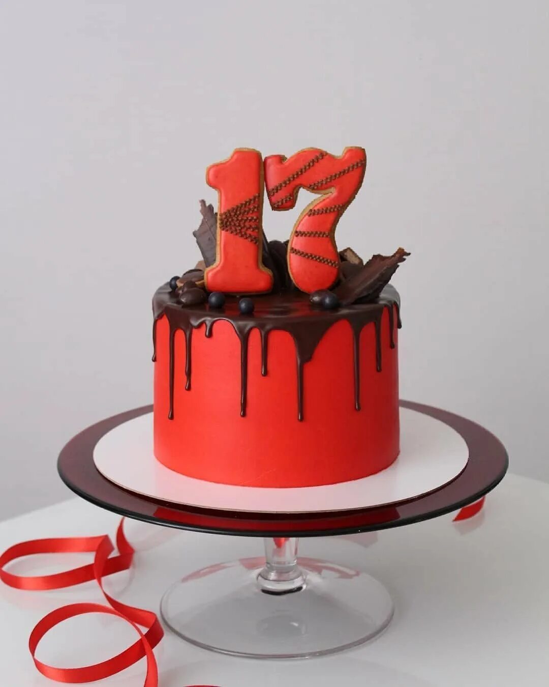 Торт мальчику на 17 лет. Красный торт для мальчика. Торт для подростка. Крутые торты. Стильный торт для мальчика.