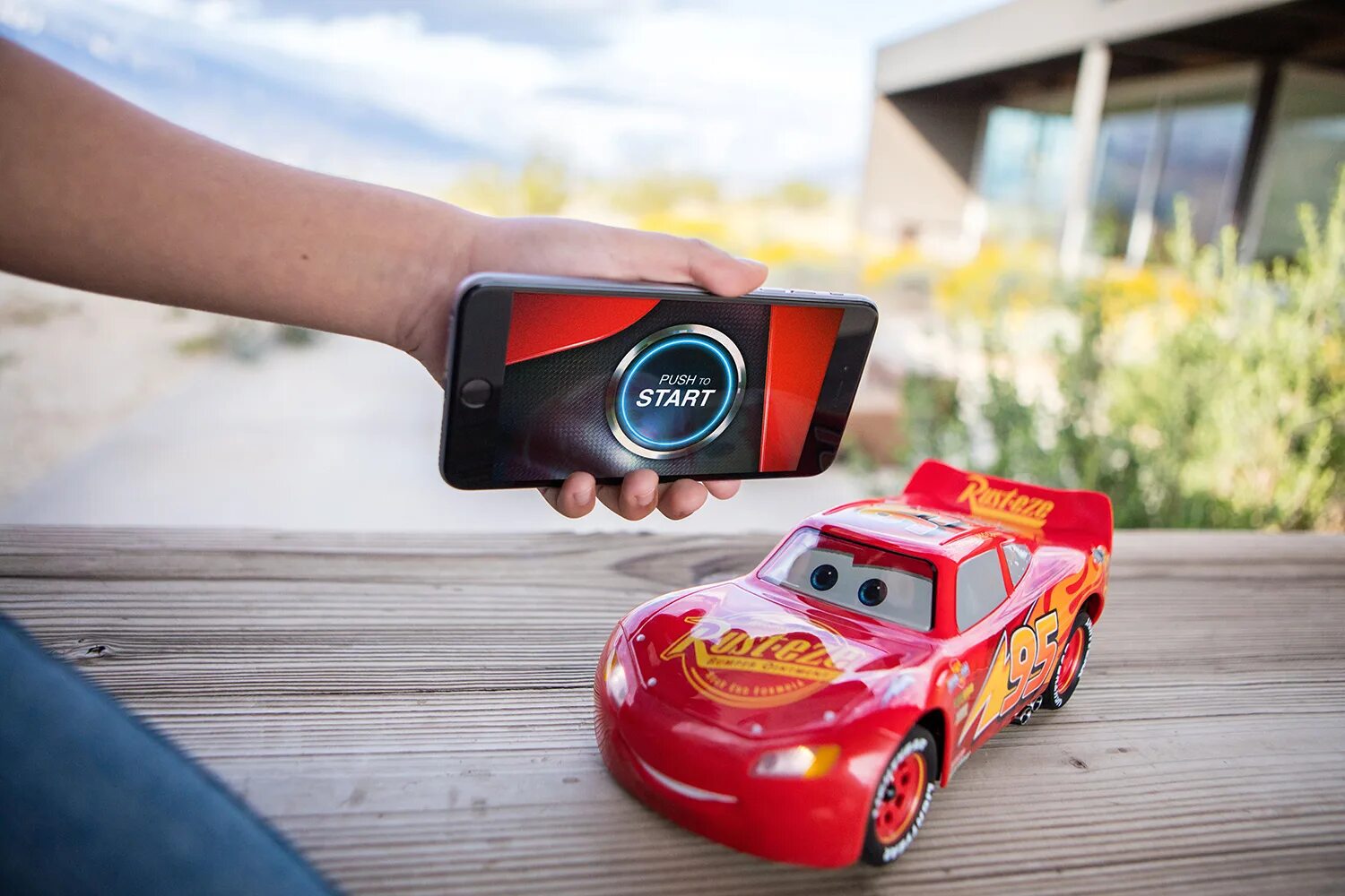 Управление машинкой с телефона. Машинка Sphero Lightning MCQUEEN. Радиоуправляемая машина Sphero Lightning MCQUEEN. Sphero Ultimate Lightning MCQUEEN. Sphero's Ultimate Lightning MCQUEEN.