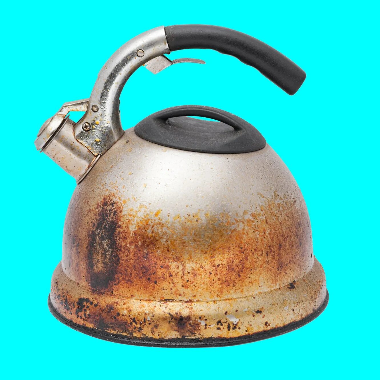 Удалить накипь из чайника из нержавейки. Нагар на чайнике. копоть на чайнике. грязный чайник из нержавейки. накипь в чайнике.
