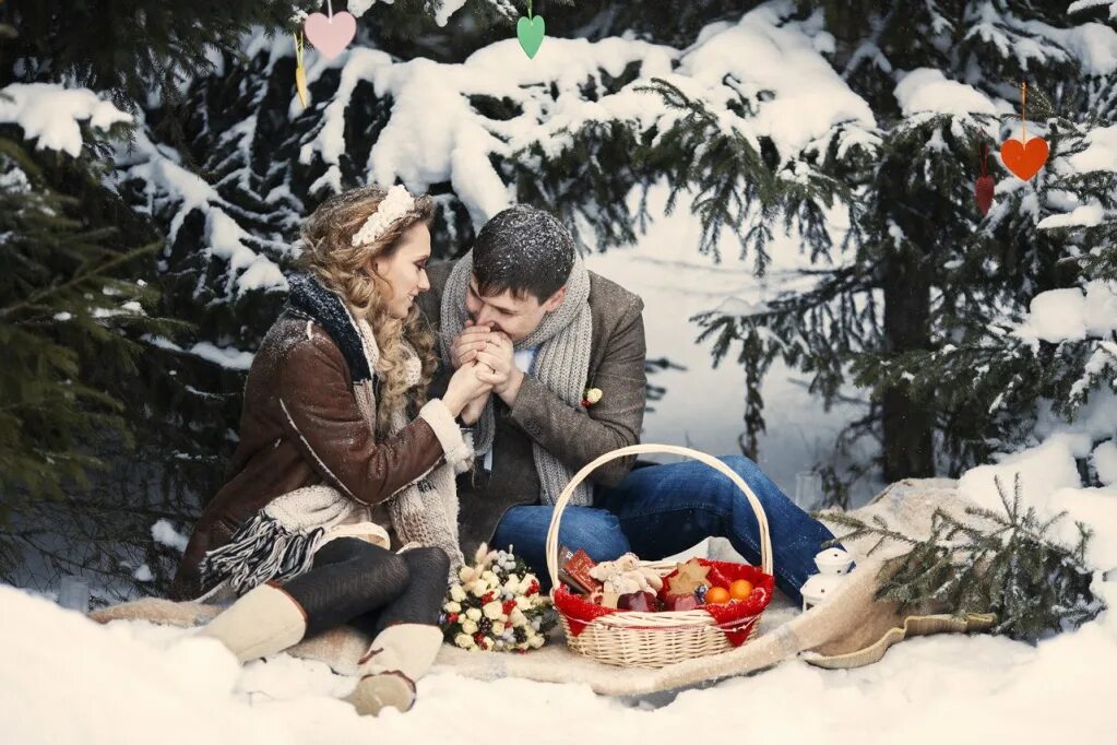 Полюбил бы я зиму да обуза. Любовь под елкой. Романтика зимой. Новый год любовь. Рождество романтика.