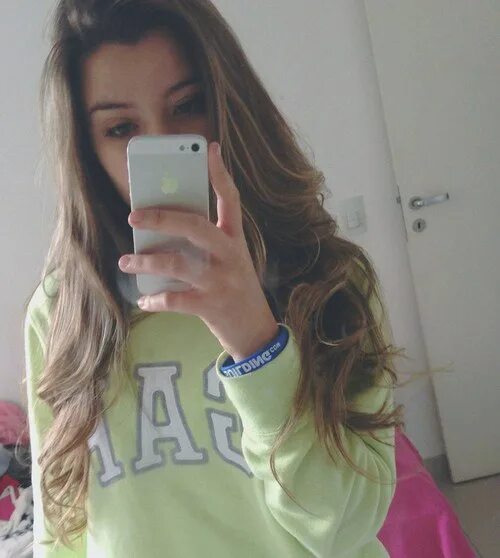 Девушка с айфоном 12. Девушка с айфоном 12. Дарина кросс. Девушка с айфоном. Девушка с айфоном.