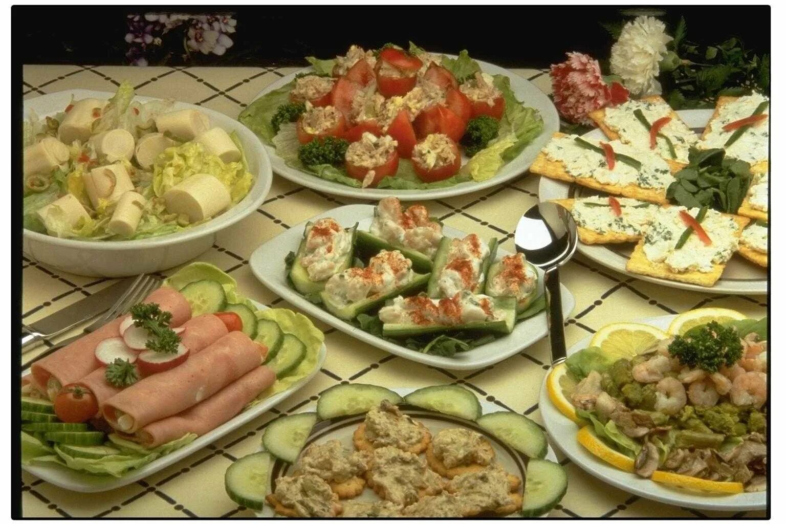 летний праздничный стол. праздничный шведский стол. праздничный стол. шикарный стол с закусками. закуски на юбилейный стол.