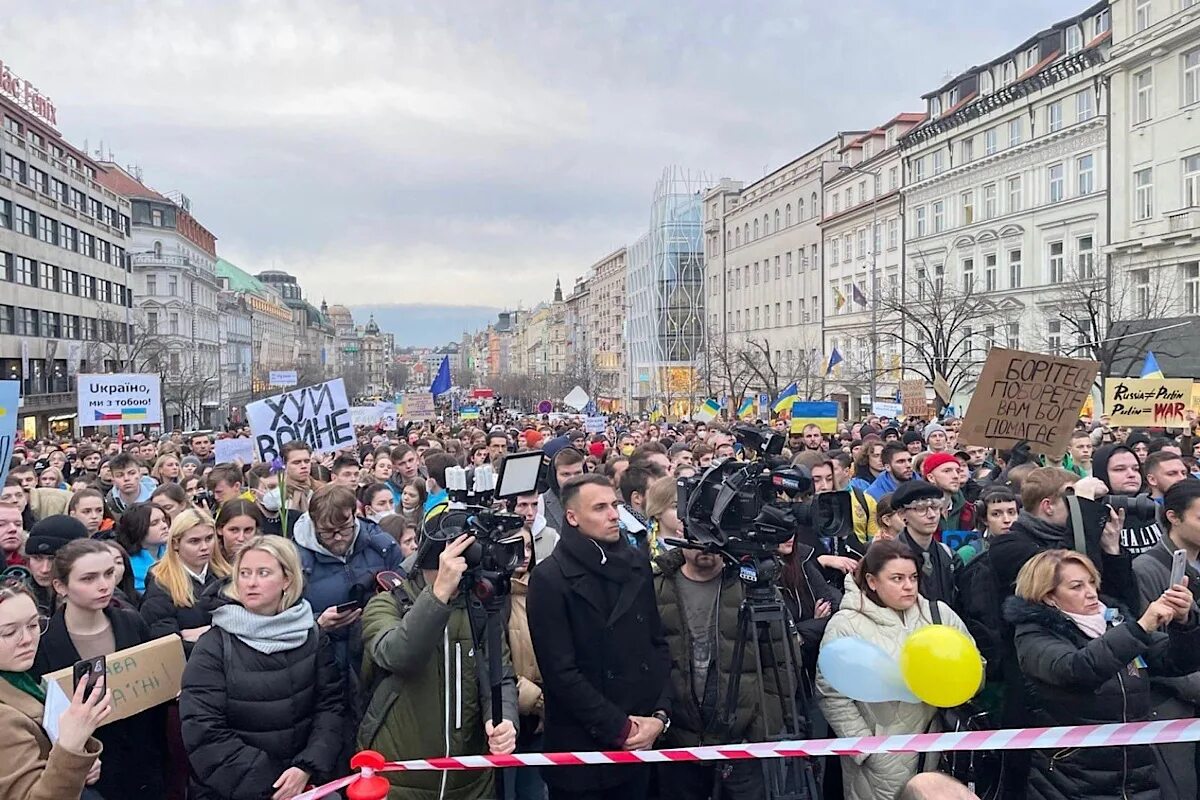 Чехия против россии. Демонстрация в Чехии. Митинги в поддержку Украины. Митинг в Чехии в поддержку Украины. Демонстрация в Чехии сейчас.