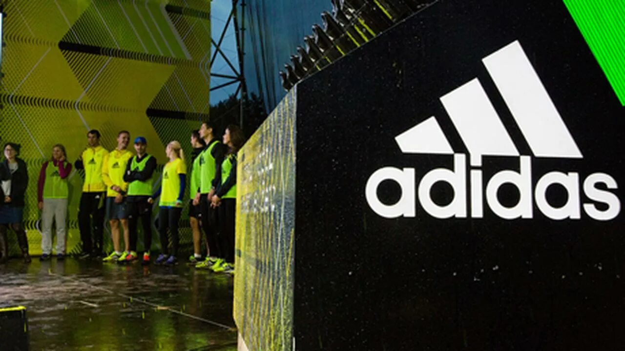 Район адидаса. Компания адидас. Реклама адидас. Корпорация адидас. Adidas сотрудники.