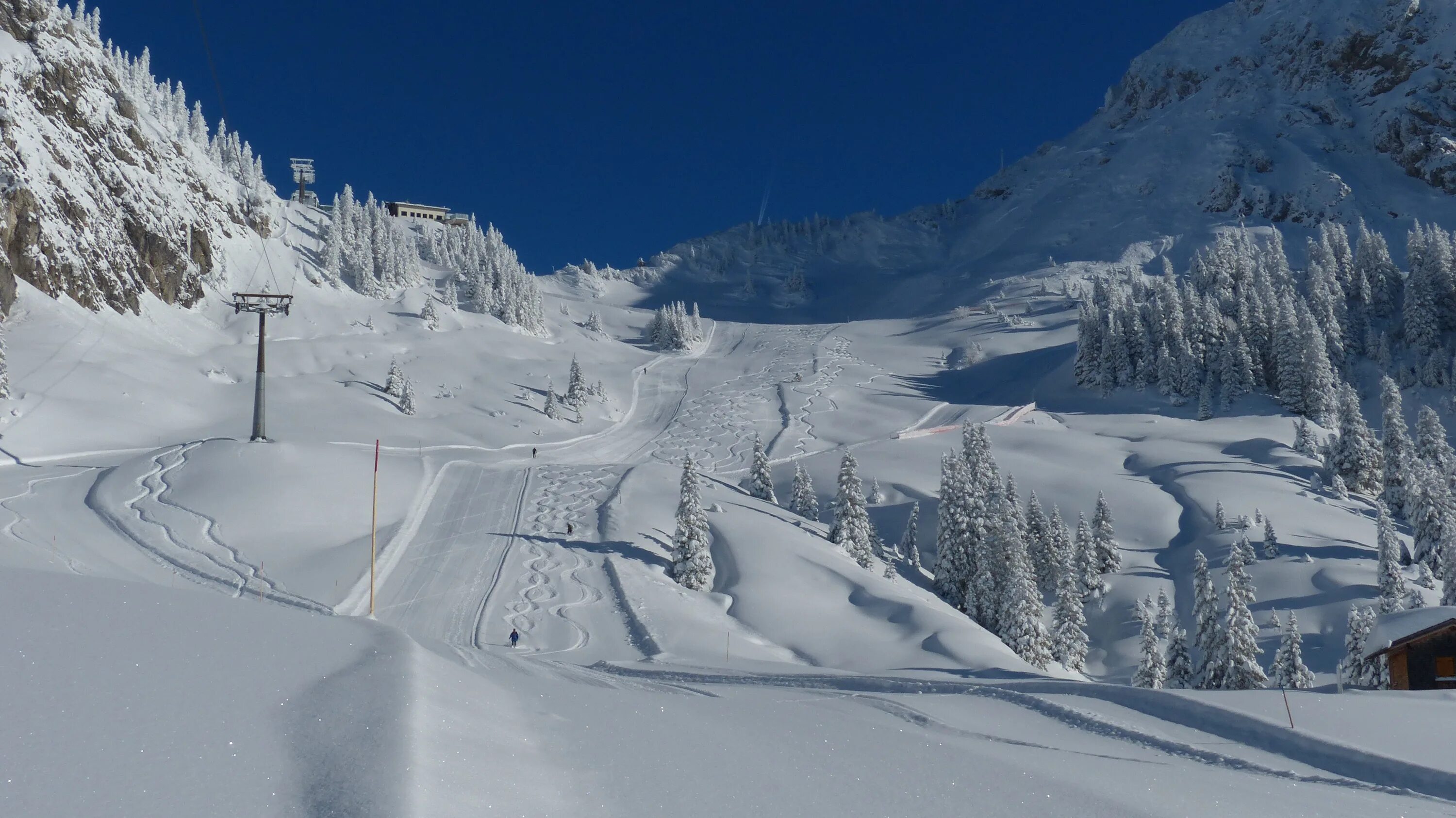 Skiing track. Снежный склон. Горнолыжный курорт горы. Снежный горный склон. Горы снежные курорты.