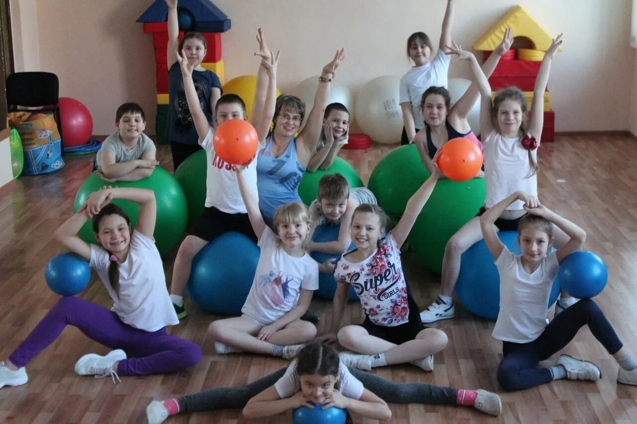 соревнования по шпагату. дворец творчества детей и молодежи, корпус № 2. гбоудо гайдара. дворец молодежи кружки. дворец творчества занятия.