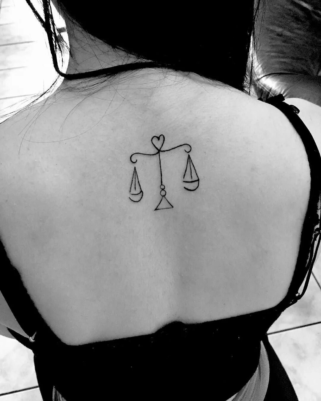 Тату знак зодиака весы для девушек. Стилизованные весы. Тату зодиак весы для девушки. Тату весы. Татуировка весы знак зодиака.