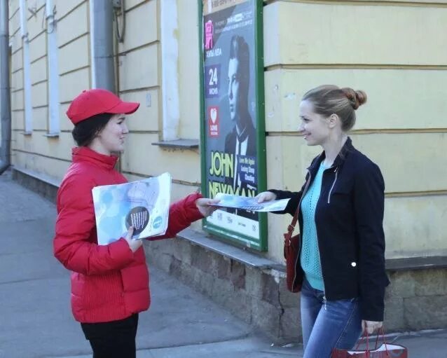 Раздает листовки. Промоутер листовки. Промоутер раздача листовок. Промоутер раздает листовки. Раздавать флаеры