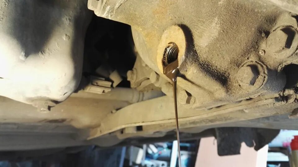 Замена масла discovery. Масло акпп дискавери 3. Land rover discovery 3 передний редуктор. Замена масла discovery. Защита двигателя рендж ровер.