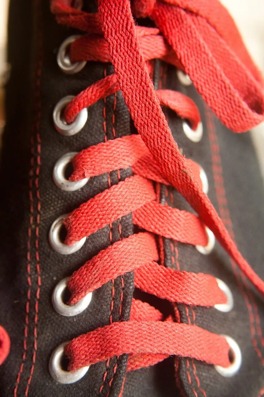 Широкая шнуровка. Red Converse Black Laces. Adidas Bern Red с черными шнурками. Шнурки конверс. Шнурки красные.