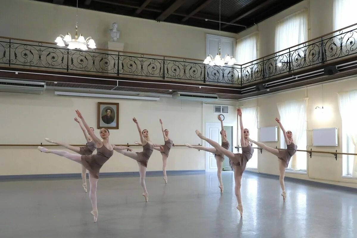 Ваганова балерина. Академия Вагановой. Балет Vaganova Academy topless. Vaganova Ballet Academy 2 класс. Академия балета сайты