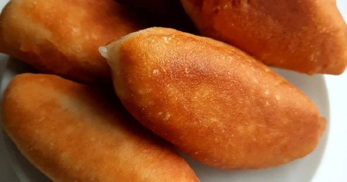 Воздушные жареные пирожки. Тесто для жареных пирожков. Вкусное тесто для пирожков жареных. Пирожки жареные сверху
