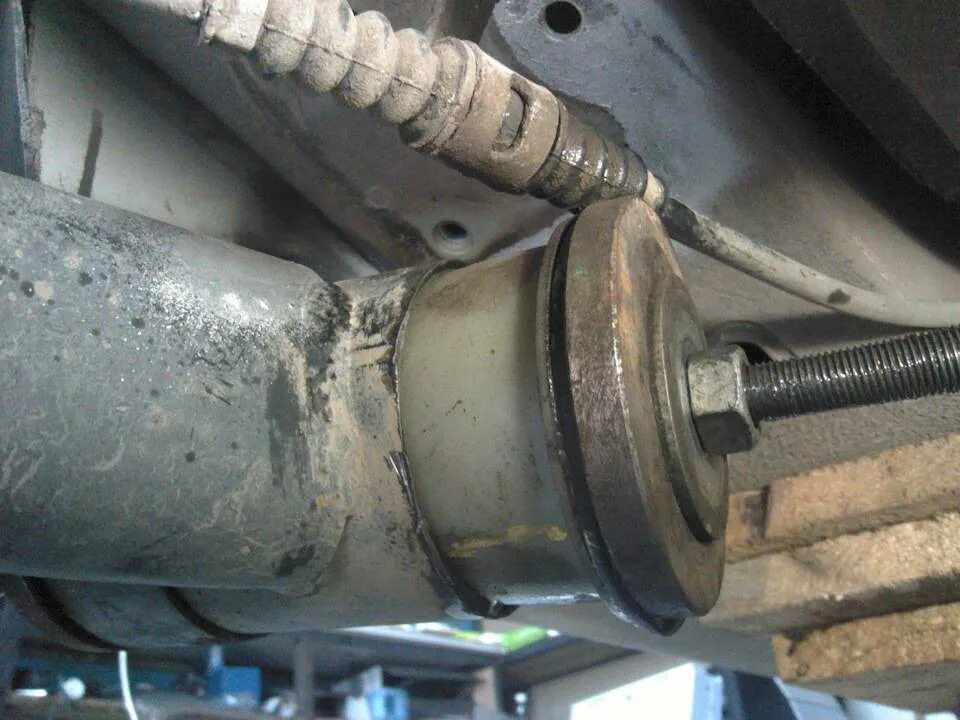 Сайлентблоки балки шевроле. Сайлентблок балки авео т250. задние сайлентблоки шевроле авео т250. болт сайлентблока задней балки авео т250. сайлентблоки задней балки шевроле авео т250.