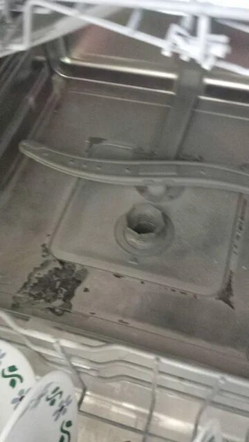 Разводы на тарелках после мытья в посудомойке. Белый налёт пмм бош. Разводы на дверце посудомоечной машины. Белый налёт на посуде после посудомоечной машины. Белый налёт на посуде в посудомоечной машине.