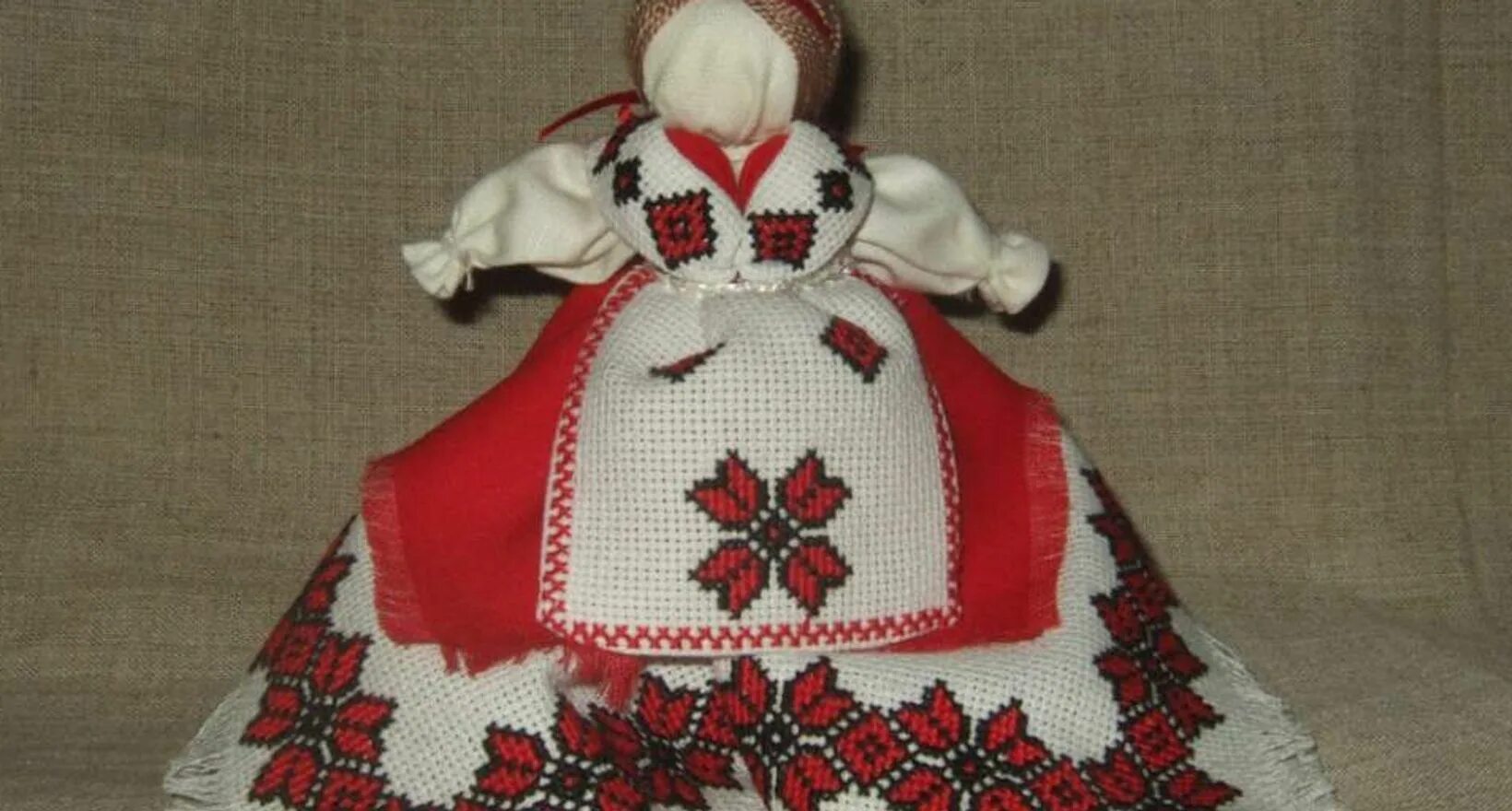 Кукла берегиня колокольчик. Кукла берегиня мастер класс. Мастер класс мотанка кукла берегиня. Кукла мотанка баба-берегиня. Кукла колокольчик мастер класс.