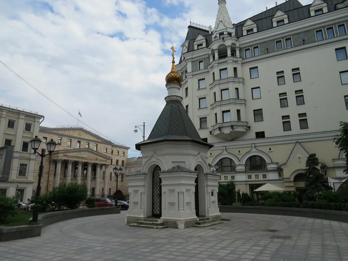 Где находится часовня. Часовня в столешниковом переулке в москве. церковь рождества богородицы в столешниковом переулке. церковь рождества богородицы в столешниках на петровке. часовня рождества пресвятой богородицы.