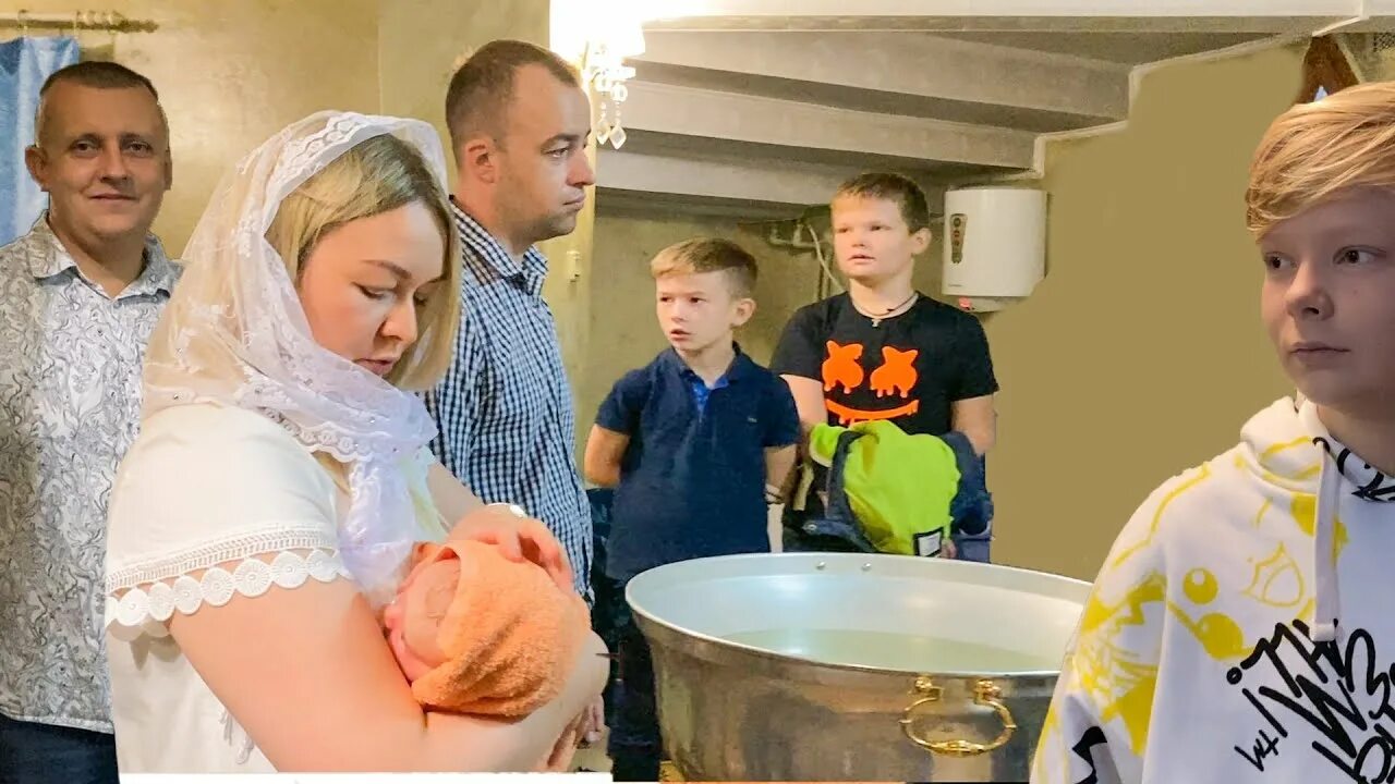 Сестра крестит сестру