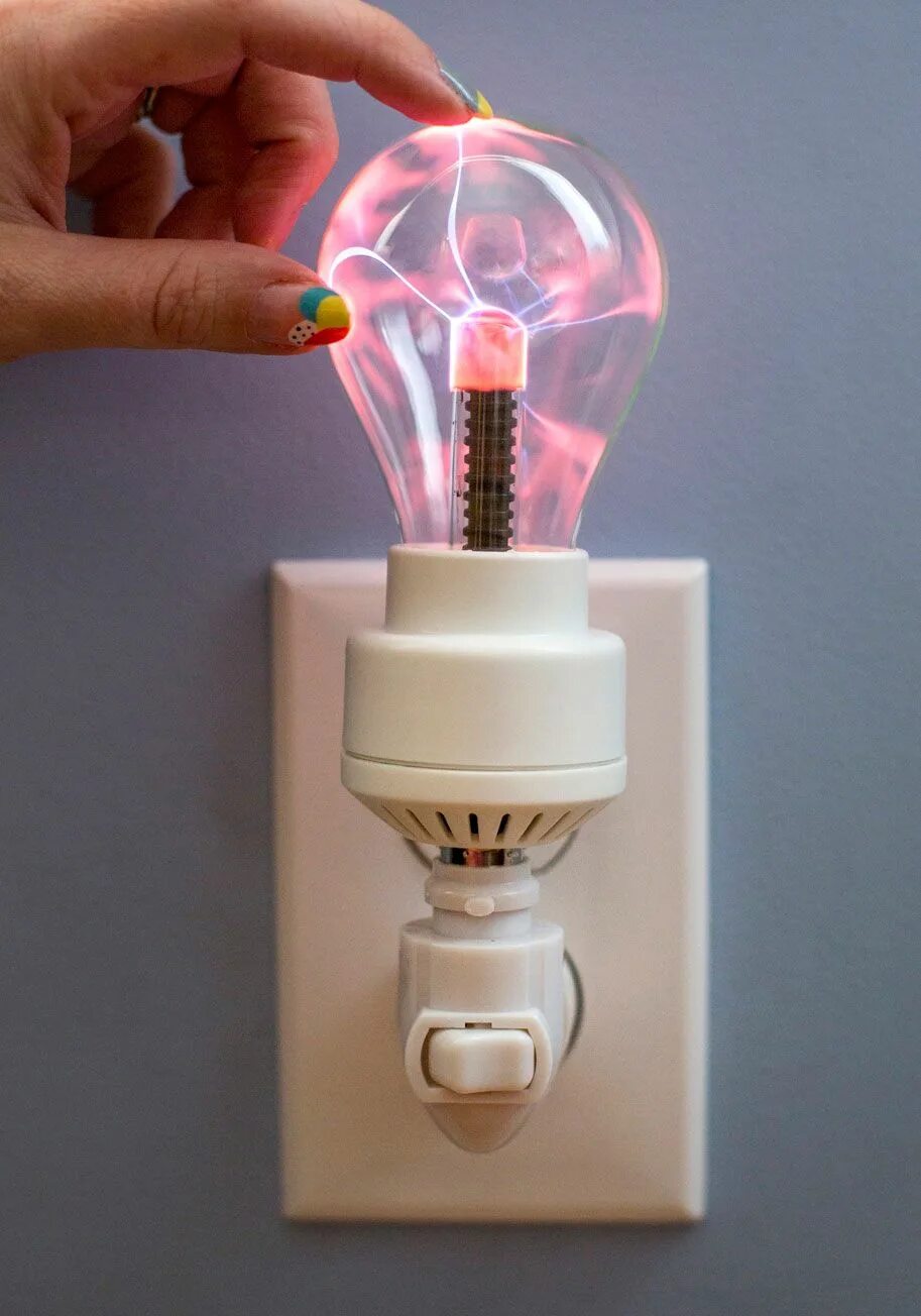 Люстры и светильники из подручных материалов. Необычные светильники. Необычные светильники. Необычные лампы и светильники. Сделай лампочку светильника.