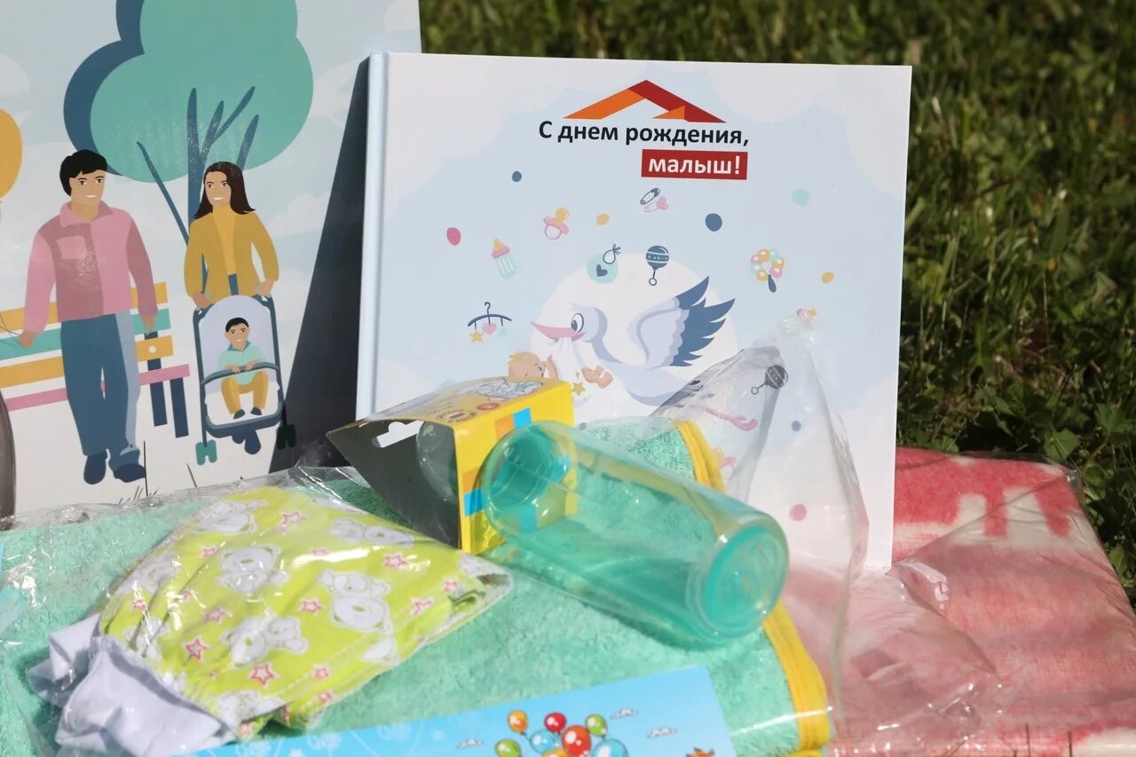 Подарок новорожденной девочке. Подарок на рождение девочки. Подарочные коробки новорожденным киров 2023. Подарочные при рождении ребенка в 2024 году. Подарочные при рождении ребенка в 2024 году.