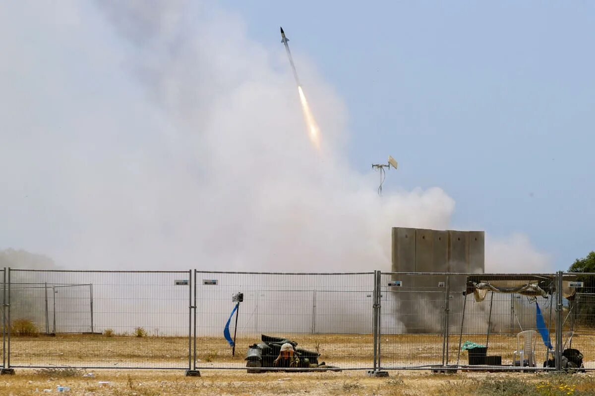 Iron dome железный купол. Железный купол сбивает ракеты. Железный купол сбивает ракеты. Железный купол сбивает ракеты. Пуск ракеты.