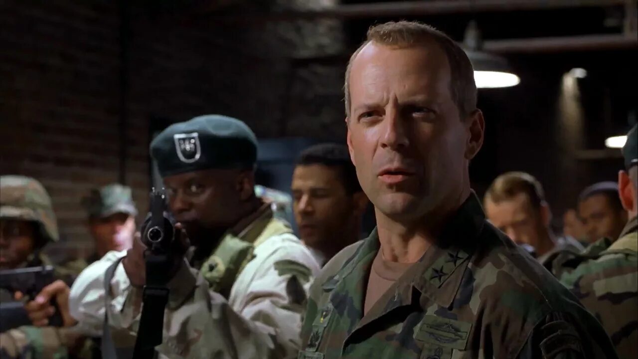 Осажденные фильм 1998. Осада фильм 1998. Фильм осада 1998 брюс уиллис. Осада фильм 2022. Осада фильм 1998 обложка.