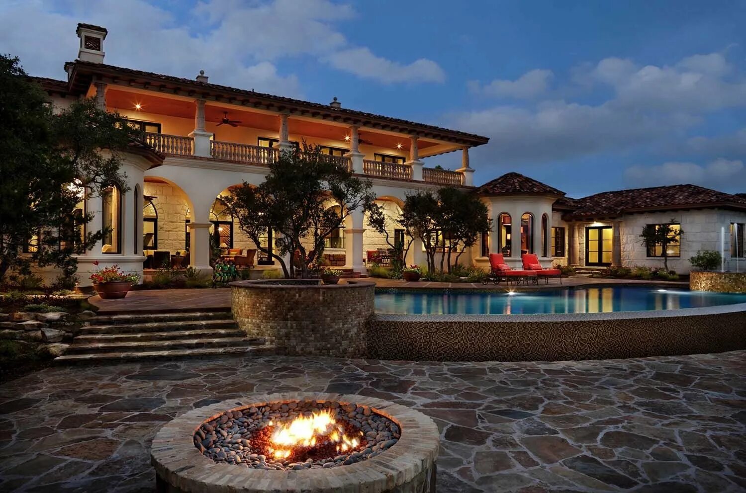 Дома в средиземноморском стиле с большими окнами. Гасиенда в колониальном стиле мексика. Испанский дом с внутренним двориком. Внутренний дворик в испании и латинской америки. Асьенда мексика.