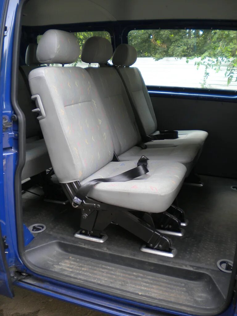 Сиденья транспортер т5. Откидное сиденье VW t5 2009г. Кронштейн для заднего сиденья Volkswagen Transporter t4. Volkswagen t5 передние сидения. Фольксваген Транспортер т4 крепление сидений.