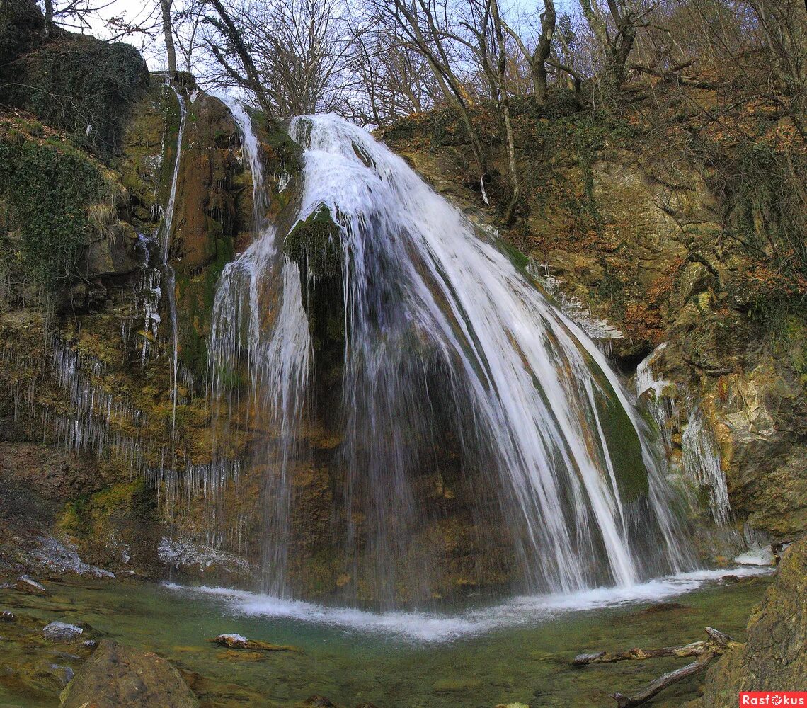 Водопады крыма названия. Водопад Джур Джур. Водопад в Алуште. Тороповский водопад Крым. Крым водопад Джур.