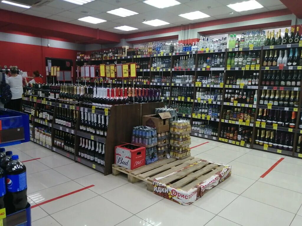 Северная 27 бристоль вологда склад. Выкладка вина в магазинах. Бристоль алкогольная продукция. Бристоль акции на алкоголь. Магазин бристоль каталог.