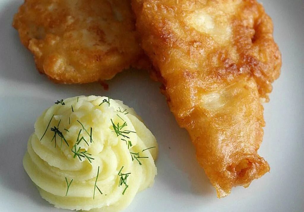 Языки трески в кляре фото. Филе рыбы в кляре. Рыба в кляре. Lightly fried fish fillets. Белькович треска в кляре.