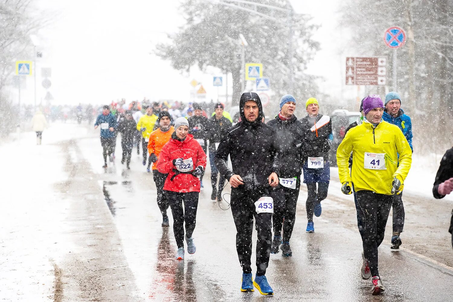 Полумарафон зимой. Марафон зимой. Зимний марафон. Марафон зимой. Забег бронницы 2021.