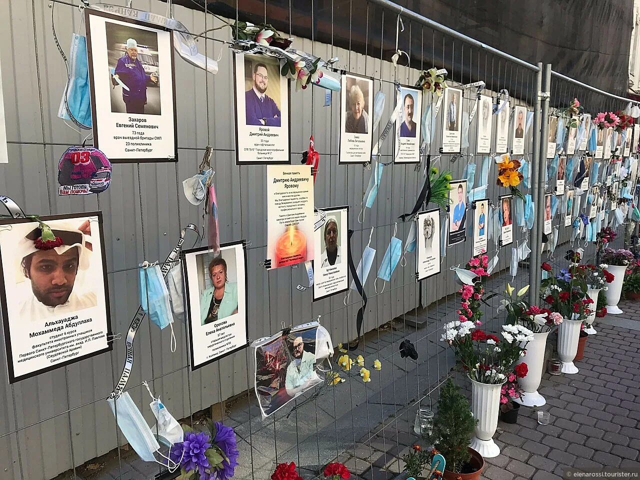 Ковид умершие в мире. Ковид умершие в мире. Ковид умершие в мире. Омск кладбище погибших на украине. Похороны погибших от коронавируса.