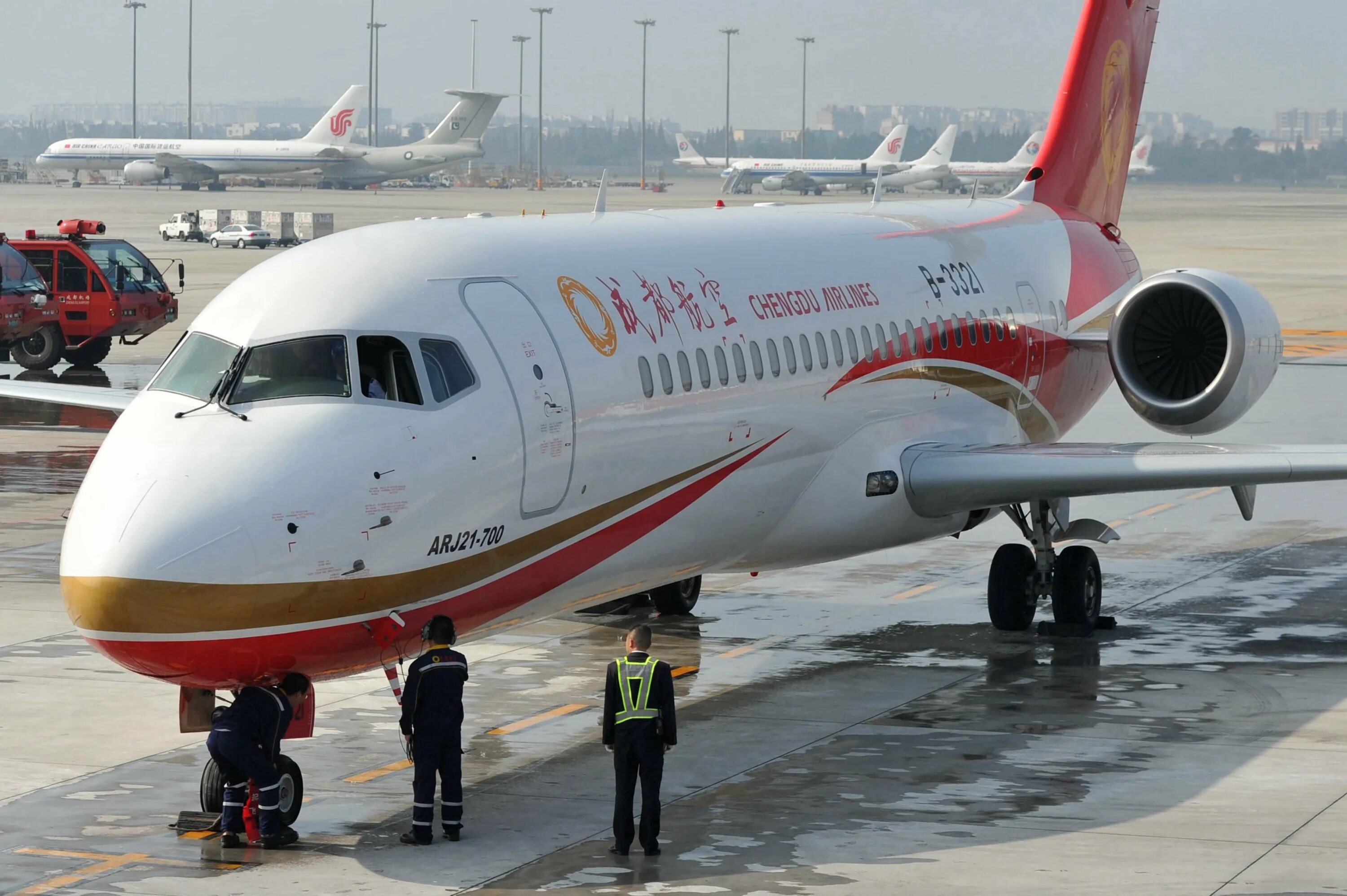 Comac arj21-700 самолет. Arj21-700. Китайский региональный самолет arj21-700. Comac arj21 кабина. Куда прибывают