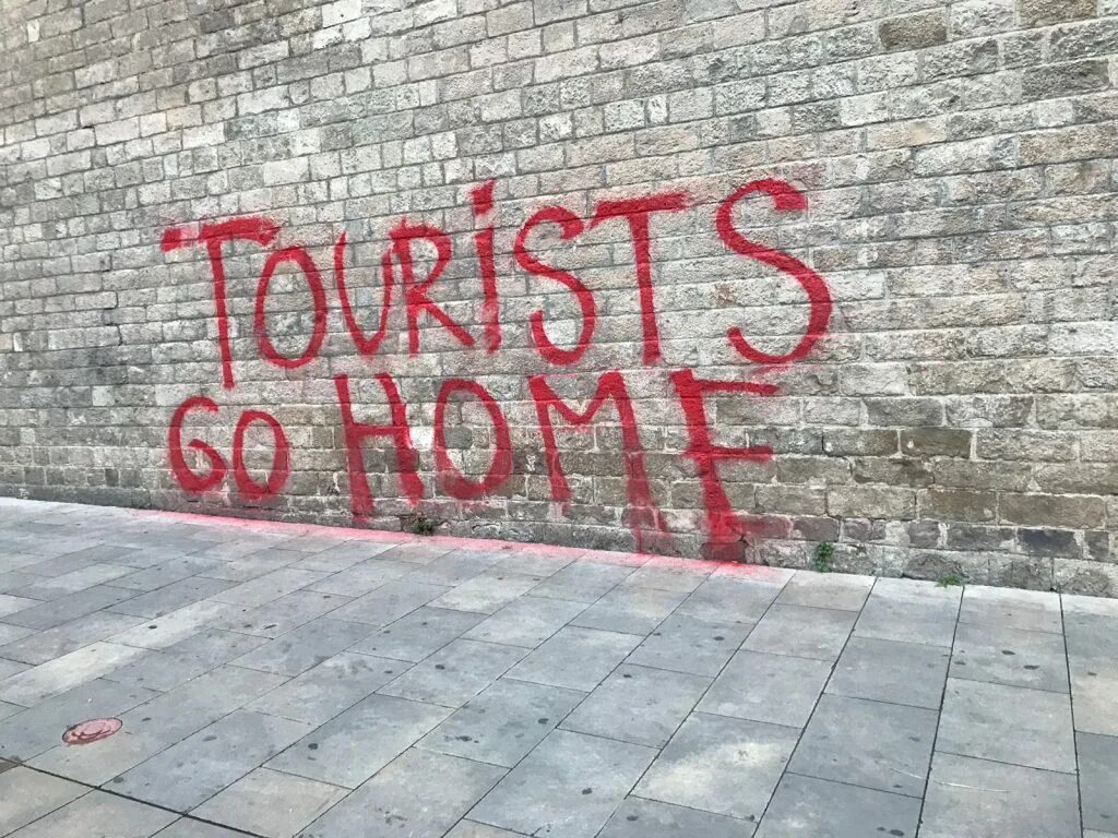 Tourists go Home. Надпись Home. Надпись Gohom. Russians go Home. Эври гоу