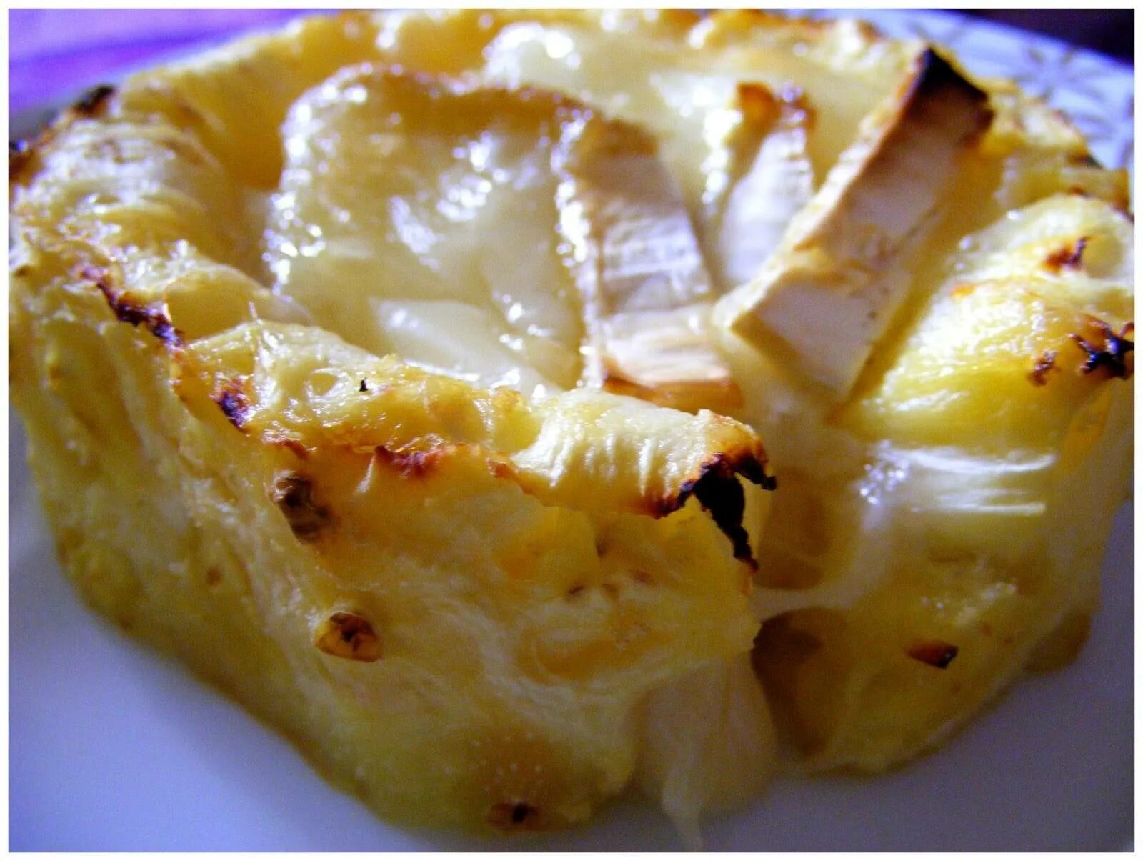 Печеный сыр. Запеченный сыр Бри. Бри запеченный в духовке. Запеченный ананас с сыром. Сыр Бри запеченный в духовке.