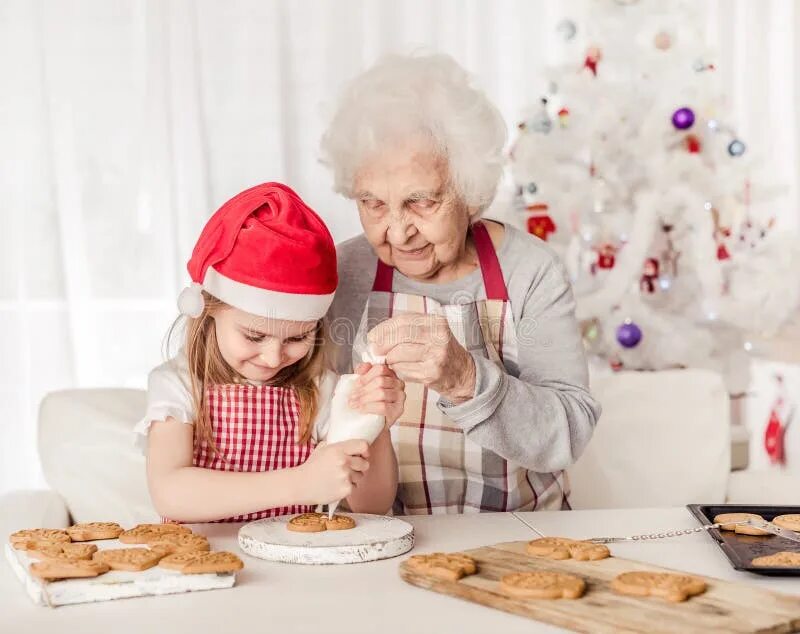 Учи внучек русский. Бабушка печет печенье. Бабушки в процессе украшения печенья. Бабушка и внучка пекут. Бабушка всему учит.