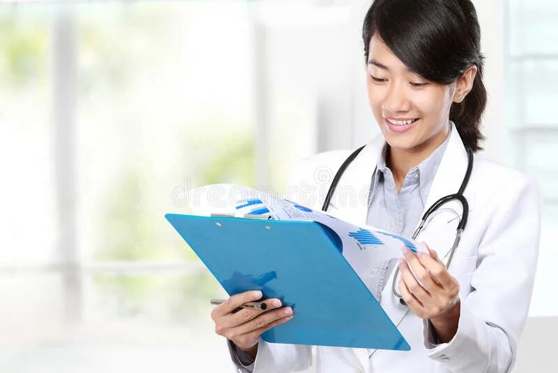 Читать врач и студентка. Женщина врач читает лекцию. Врач за чтением газеты. Врач читает документ. Медики читают алгоритм.