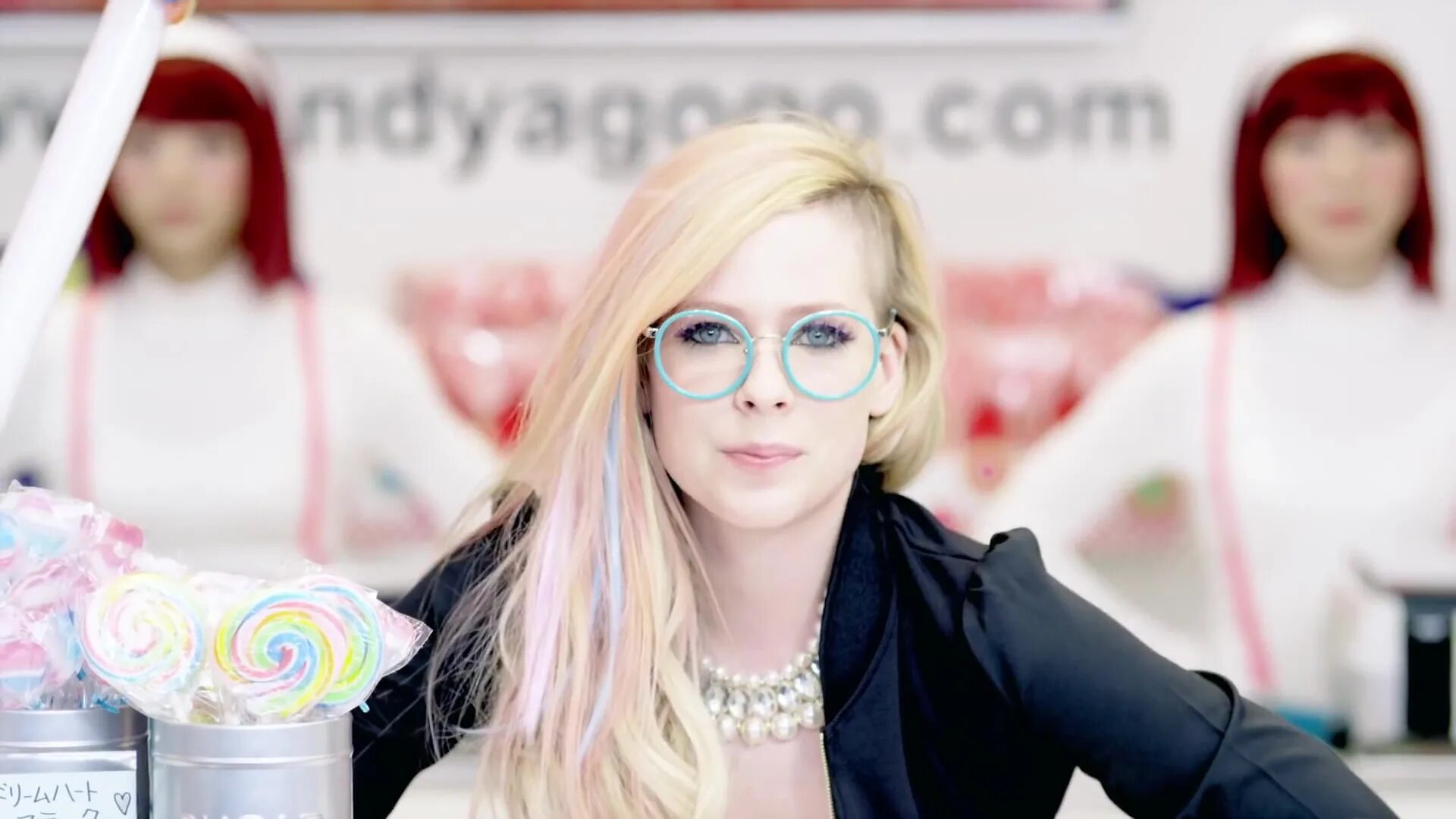 Блоггер китти. Avril lavigne hello kitty. клип хелло китти девушка.
