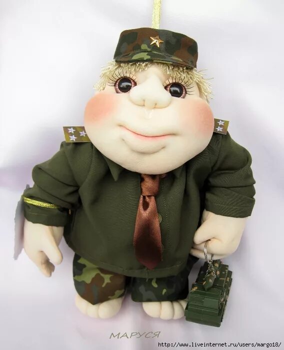 Куклы в военной форме своими. Игрушки в военной форме. Сшить солдата своими руками. Красноармеец кукла из ткани. Интерьерная кукла десантник.