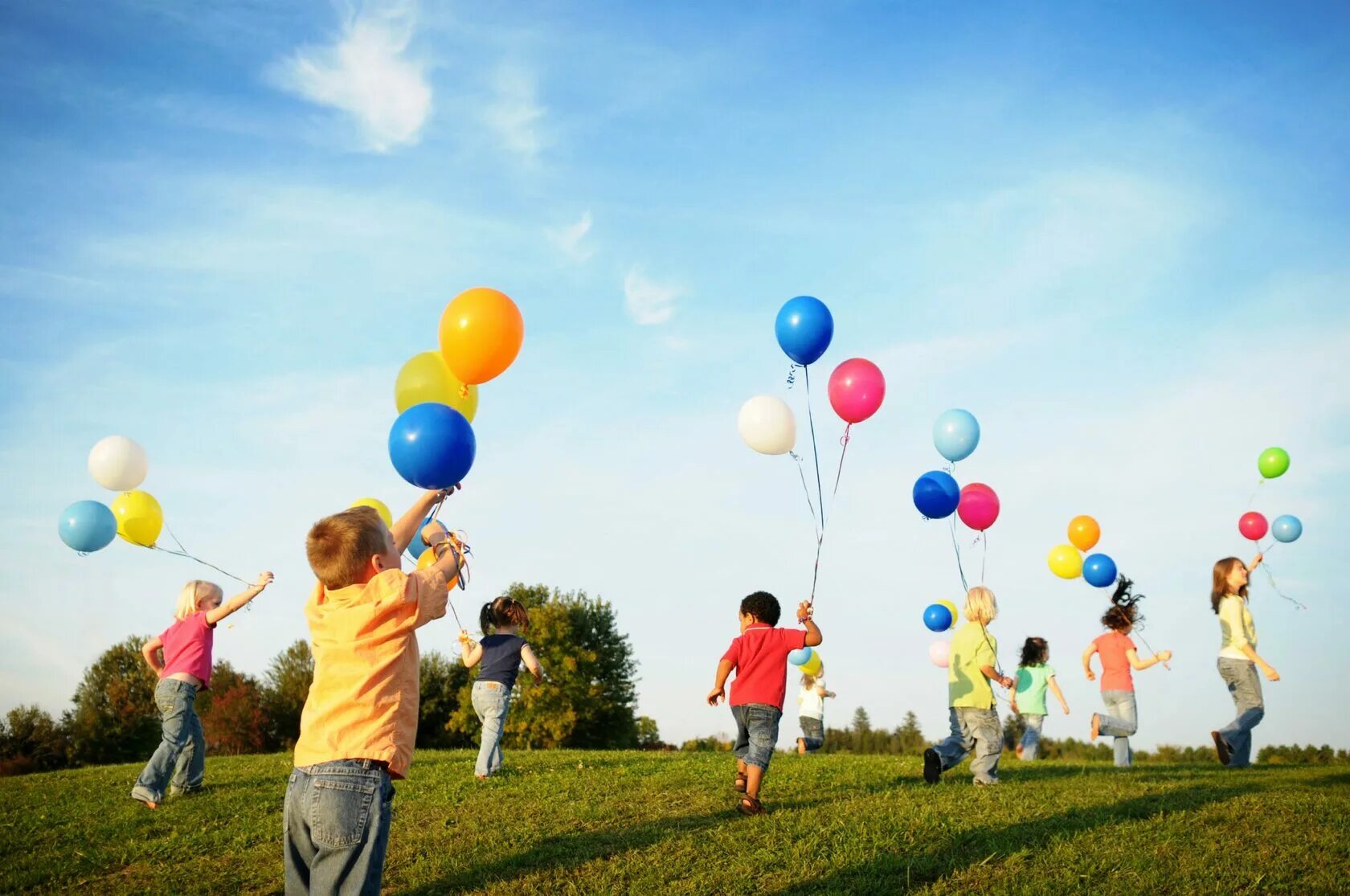 Детей с днем детства. Воздушные шары для детей. Дети с воздушными шарами. Дети с воздушными шариками. Счастливые дети с шариками.