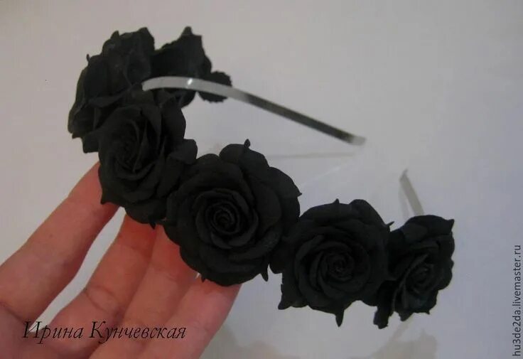 Черно белый ободок. Ободок с черными розами. Черный ободок из фоамирана. Черные цветы из фоамирана. Ободок с розочками из фоамирана.