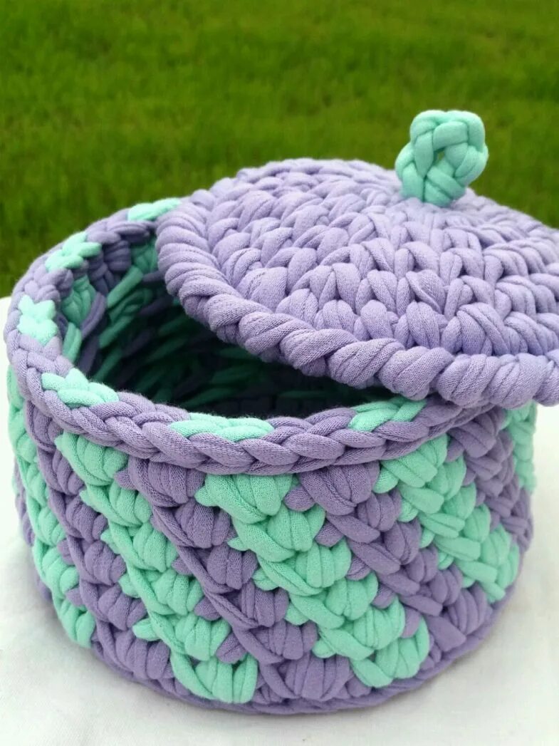 оригинальные вязаные вещи. изделия из трикотажных ниток. корзинка сердце из трикотажной пряжи. вязаные вещи в интерьере. вязанные изделия из пряжи.